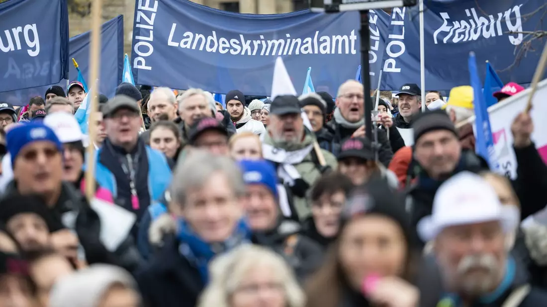 Die Gewerkschaften fordern 10,5 Prozent mehr Einkommen, mindestens aber 500 Euro mehr für die Beschäftigten der Länder. - Bild: Marijan Murat/dpa