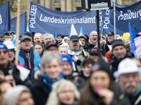 Die Gewerkschaften fordern 10,5 Prozent mehr Einkommen, mindestens aber 500 Euro mehr für die Beschäftigten der Länder. - Foto: Marijan Murat/dpa