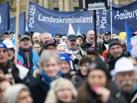 Die Gewerkschaften fordern 10,5 Prozent mehr Einkommen, mindestens aber 500 Euro mehr für die Beschäftigten der Länder. - Foto: Marijan Murat/dpa
