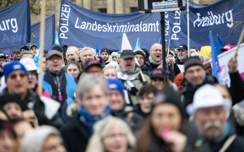 Die Gewerkschaften fordern 10,5 Prozent mehr Einkommen, mindestens aber 500 Euro mehr für die Beschäftigten der Länder. - Foto: Marijan Murat/dpa