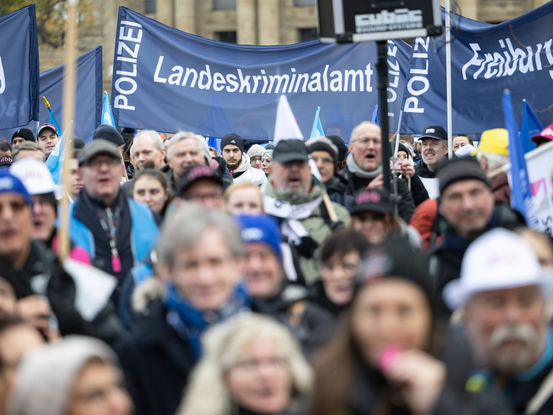 Die Gewerkschaften forderten 10,5 Prozent mehr Einkommen, mindestens aber 500 Euro mehr für die Beschäftigten der Länder. Nun gibt es eine Einigung. - Foto: Marijan Murat/dpa