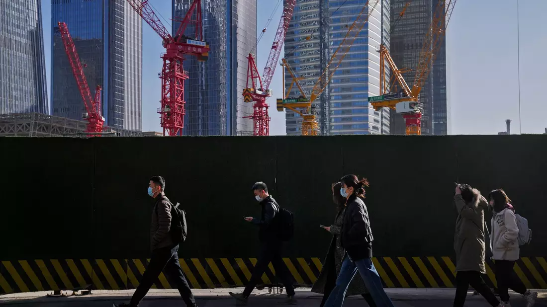 Chinas Wirtschaft ist im November weiter in die Deflation gerutscht. - Bild: Andy Wong/AP