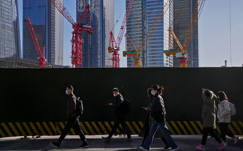 Chinas Wirtschaft ist im November weiter in die Deflation gerutscht. - Foto: Andy Wong/AP