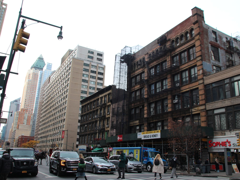 In der 939 Eight Avenue hat Joseph Pilates sein erstes Studio in New York eröffnet. - Foto: Christina Horsten/dpa