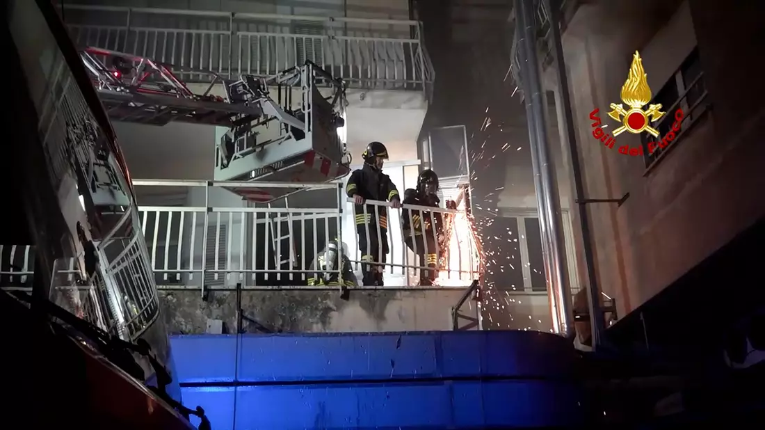 Italienische Feuerwehrleute arbeiten auf dem Balkon eines Gebäudes des Krankenhauses San Giovanni Evangelista, nachdem ein Feuer ausgebrochen war. - Bild: -/Italian Firefighters/AP/dpa