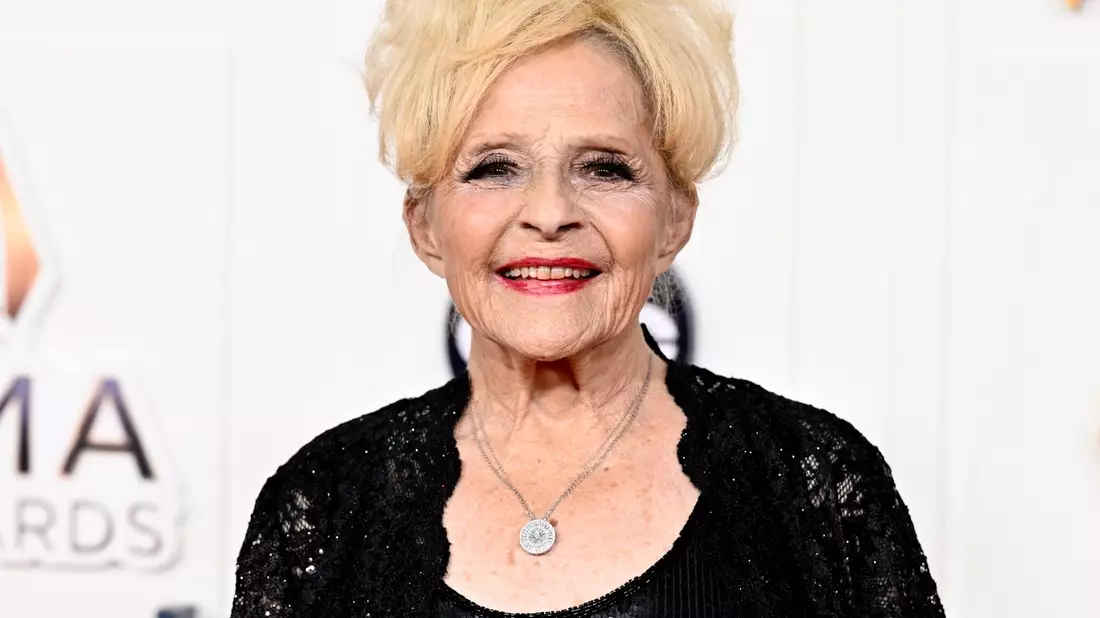 Brenda Lee war 13 Jahre alt, als sie den Song «Rockin' Around the Christmas Tree» aufnahm. Nun ist er in den USA überraschend auf Platz 1 gelandet. - Bild: Evan Agostini/AP/dpa