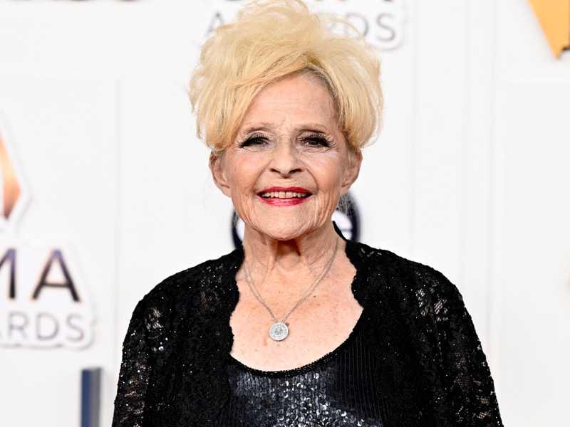 Brenda Lee war 13 Jahre alt, als sie den Song «Rockin' Around the Christmas Tree» aufnahm. Nun ist er in den USA überraschend auf Platz 1 gelandet. - Foto: Evan Agostini/AP/dpa