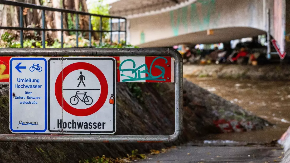 Durch kräftigen Regen und Tauwetter kann es am Wochenende zu einer erhöhten Hochwassergefahr besonders im Süden kommen. (Archivbild) - Bild: Philipp von Ditfurth/dpa