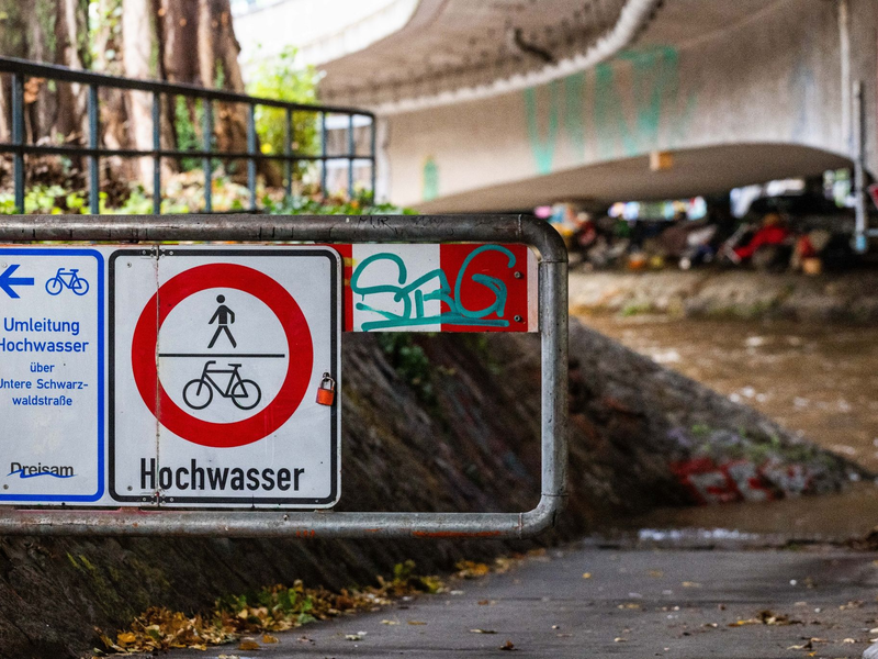 Durch kräftigen Regen und Tauwetter kann es am Wochenende zu einer erhöhten Hochwassergefahr besonders im Süden kommen. (Archivbild) - Foto: Philipp von Ditfurth/dpa