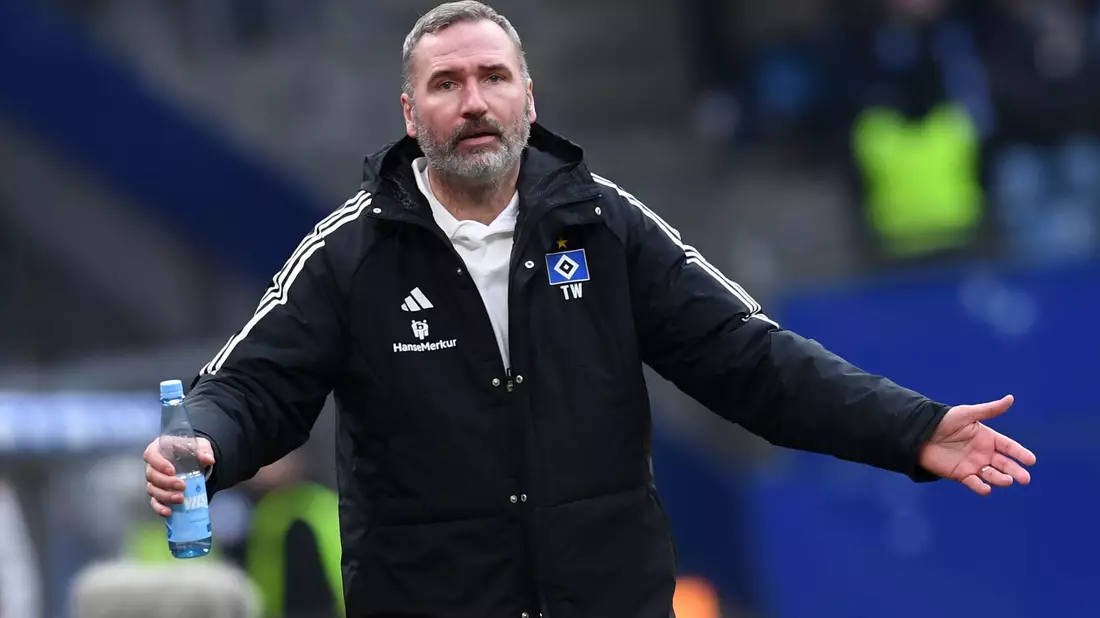 HSV-Trainer Tim Walter muss mit seinem Team eine Niederlage gegen den SC Paderborn hinnehmen. - Bild: Daniel Bockwoldt/dpa