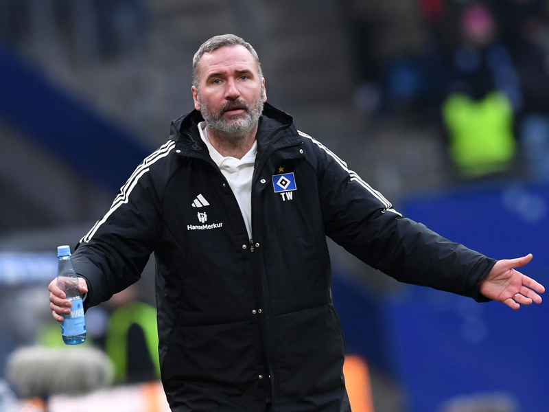 HSV-Trainer Tim Walter muss mit seinem Team eine Niederlage gegen den SC Paderborn hinnehmen. - Foto: Daniel Bockwoldt/dpa