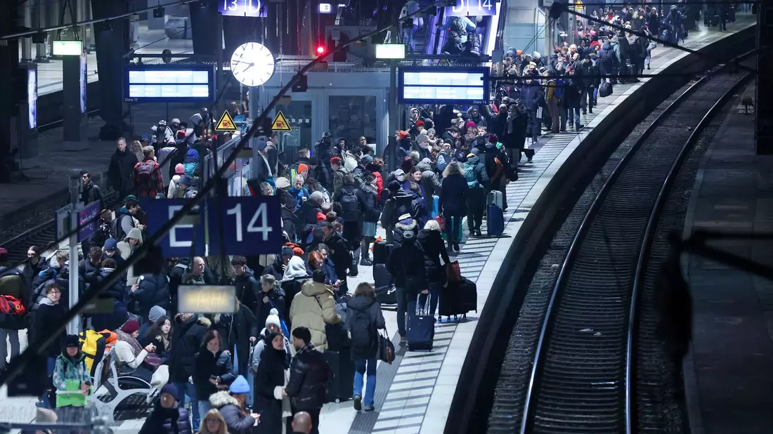 Zahlreiche Reisende warten auf einem vollem Bahnsteig am Hamburger Hauptbahnhof auf ihre Züge. Sturmtief «Zoltan» sorgt im Fernverkehr der Deutschen Bahn für Ausfälle und Verspätungen. - Bild: Bodo Marks/dpa