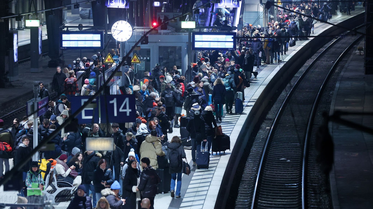 Reisende müssen sich am Donnerstag und Freitag auf Zugausfälle einstellen. - Foto: Bodo Marks/dpa
