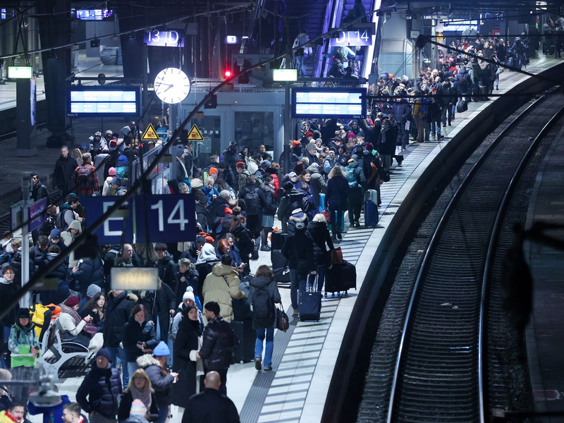 Reisende müssen sich am Donnerstag und Freitag auf Zugausfälle einstellen. - Foto: Bodo Marks/dpa
