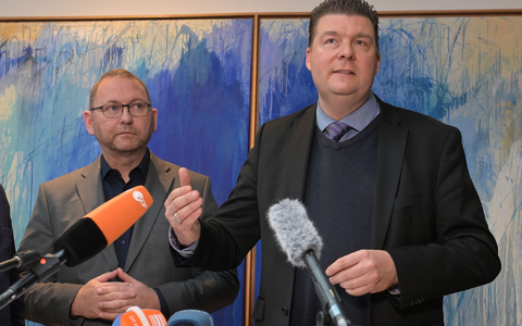 Verdi-Chef Frank Wernicke (l) und der Verhandlungsführer der Länder, Hamburgs Finanzsenator Andreas Dressel, in Potsdam. - Foto: Michael Bahlo/dpa