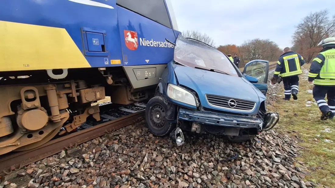 FW Lüchow-Dannenberg: +++Schwerer Verkehrsunfall bei Dannenberg +++ Zug erfasst PKW +++ PKW-Fahrer verstirbt an der Unfallstelle +++ Bahnstrecke gesperrt +++ - Bild: presseportal.de