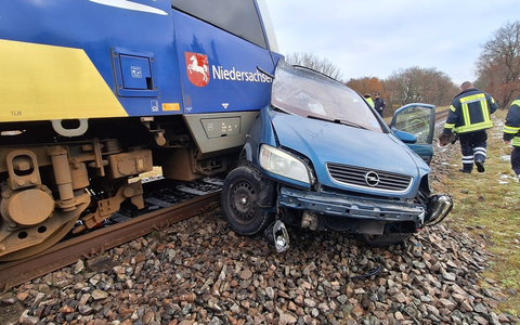 FW Lüchow-Dannenberg: +++Schwerer Verkehrsunfall bei Dannenberg +++ Zug erfasst PKW +++ PKW-Fahrer verstirbt an der Unfallstelle +++ Bahnstrecke gesperrt +++ - Foto: presseportal.de