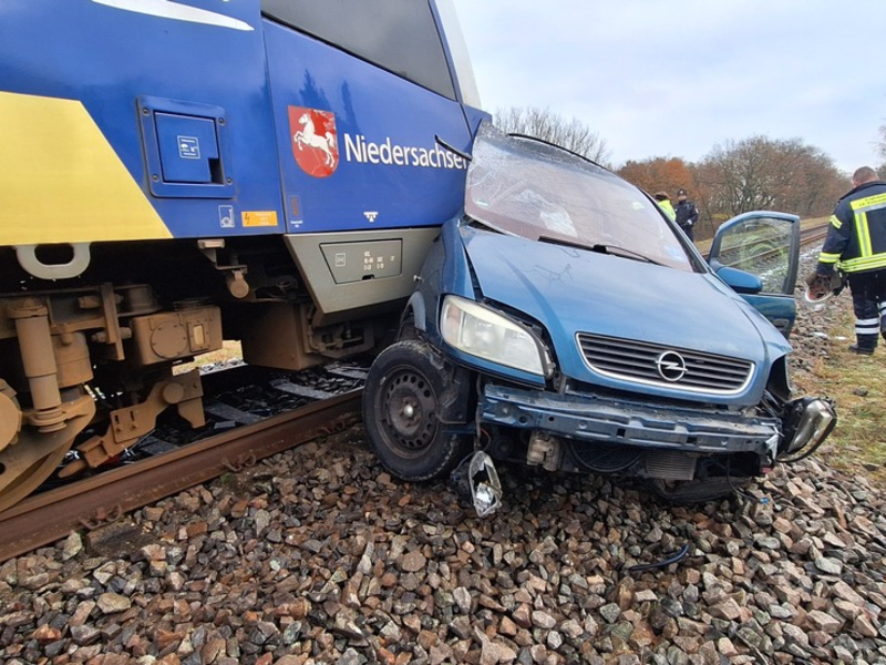 FW Lüchow-Dannenberg: +++Schwerer Verkehrsunfall bei Dannenberg +++ Zug erfasst PKW +++ PKW-Fahrer verstirbt an der Unfallstelle +++ Bahnstrecke gesperrt +++ - Foto: presseportal.de