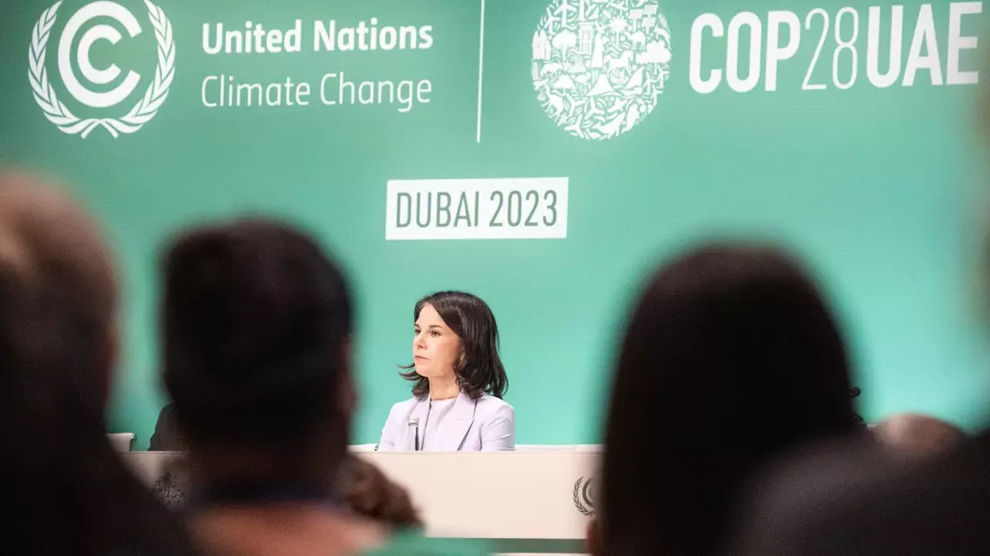 Chance auf ein Ergebnis, «das nicht von alter fossiler Machtpolitik geprägt ist»: Bundesaußenministerin Annalena Baerbock in Dubai. - Bild: Hannes P. Albert/dpa