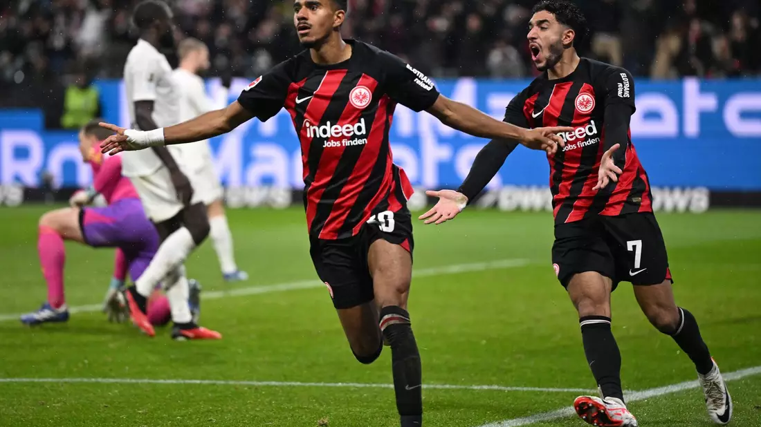 Abreibung für die Tuchel-Elf: Frankfurts Ansgar Knauff (l) und Omar Marmoush jubeln über das 5:1. - Bild: Arne Dedert/dpa