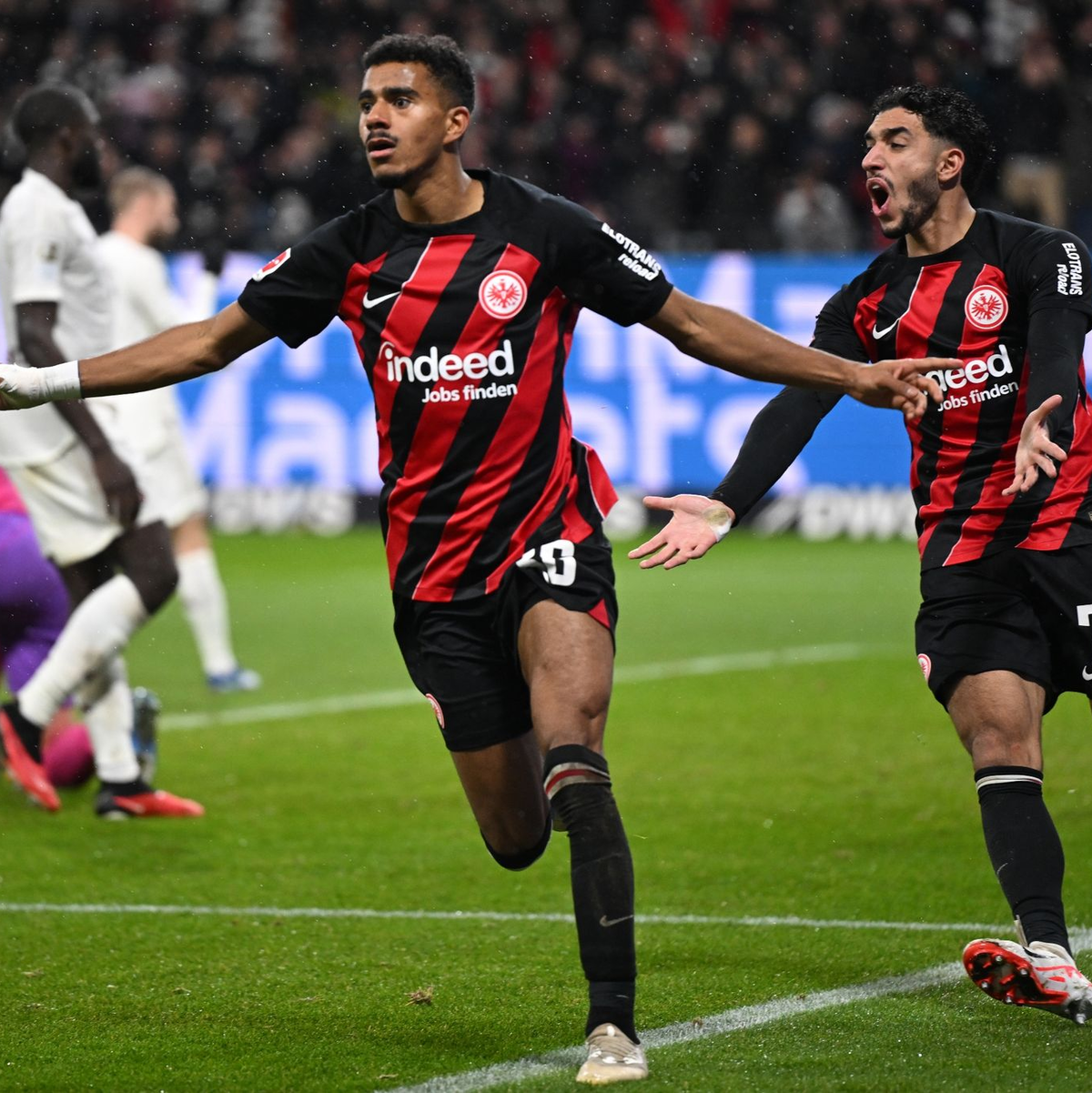 Eintracht Frankfurt gelang ein unerwartet deutlicher Sieg gegen den FC Bayern München. - Foto: Arne Dedert/dpa