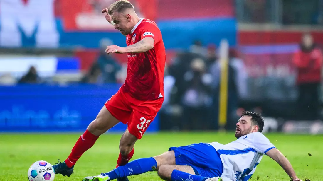 Mit seinem Doppelpack drehte er das Spiel: Heidenheims Patrick Mainka (r). - Bild: Tom Weller/dpa
