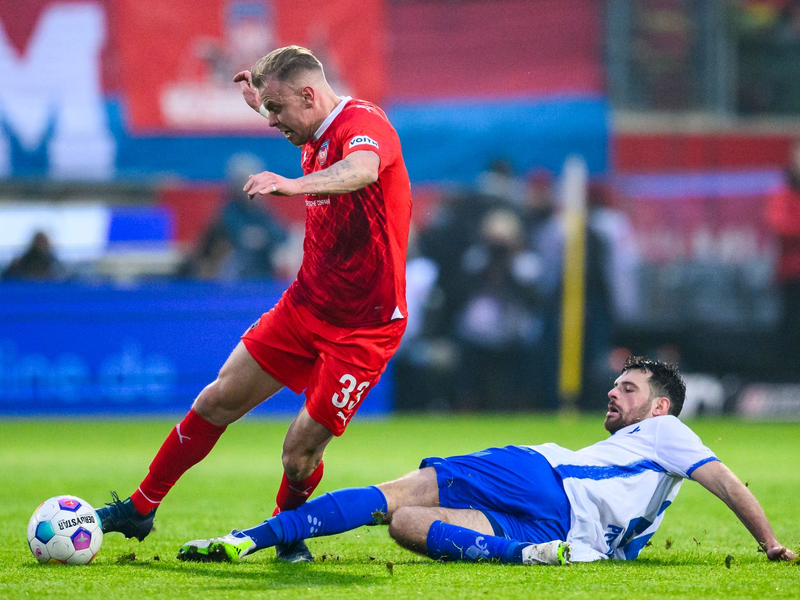 Mit seinem Doppelpack drehte er das Spiel: Heidenheims Patrick Mainka (r). - Foto: Tom Weller/dpa