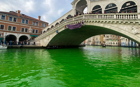 Das Wasser des Canal Grande unter der Rialto-Brücke in Venedig ist leuchtend grün gefärbt. - Foto: ---/Extinction Rebellion Venezia/dpa