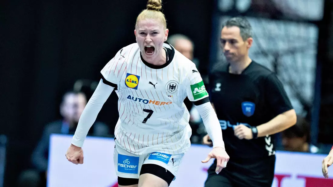 Meike Schmelzer jubelt während des Spiels gegen Serbien. - Bild: Henning Bagger/Ritzau Scanpix/AP/dpa
