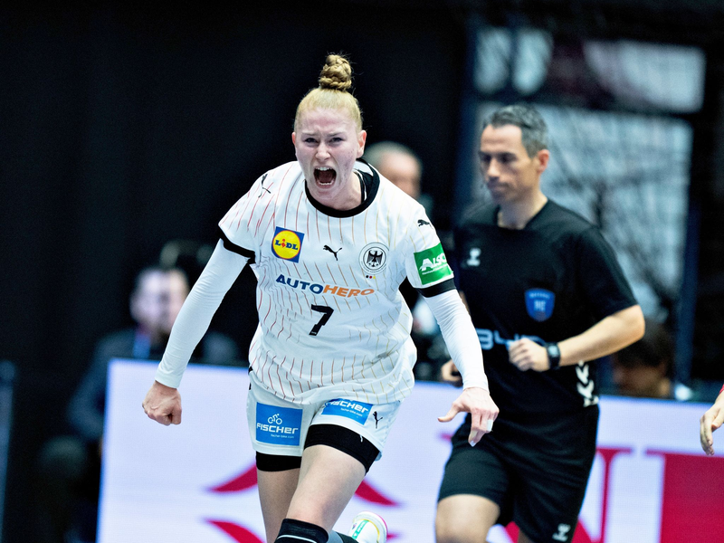 Meike Schmelzer jubelt während des Spiels gegen Serbien. - Foto: Henning Bagger/Ritzau Scanpix/AP/dpa