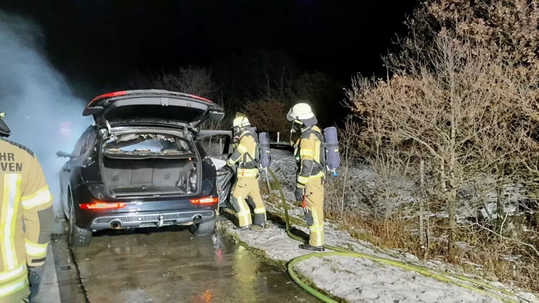 FW Bremerhaven: PKW brennt auf Autobahn in voller Ausdehnung - Bild: presseportal.de