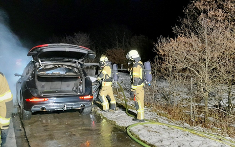 FW Bremerhaven: PKW brennt auf Autobahn in voller Ausdehnung - Foto: presseportal.de