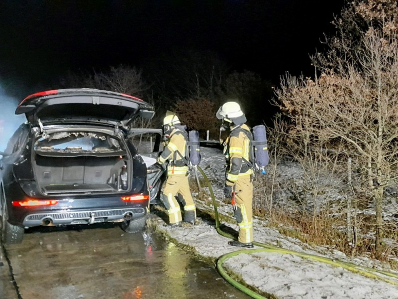 FW Bremerhaven: PKW brennt auf Autobahn in voller Ausdehnung - Foto: presseportal.de