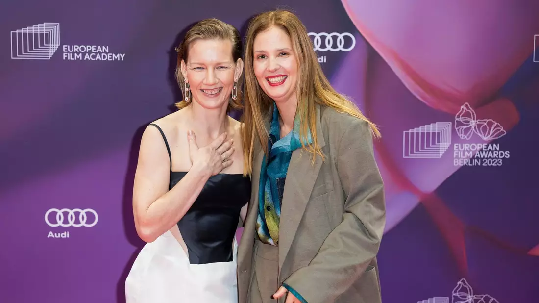 Schauspielerin Sandra Hüller und Drehbuchautorin und Regisseurin Justine Triet (r) auf dem roten Teppich in Berlin. - Bild: Christoph Soeder/dpa