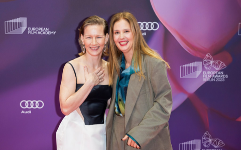 Schauspielerin Sandra Hüller und Drehbuchautorin und Regisseurin Justine Triet (r) auf dem roten Teppich in Berlin. - Foto: Christoph Soeder/dpa