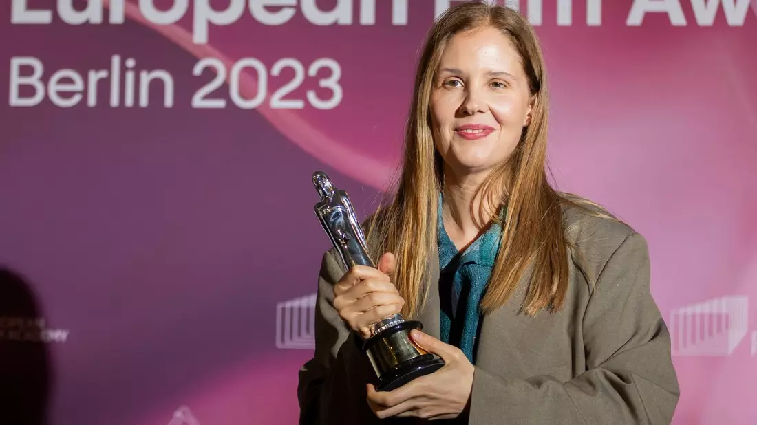 Justine Triet hält den Drehbuchpreis in ihren Händen. - Bild: Christoph Soeder/dpa