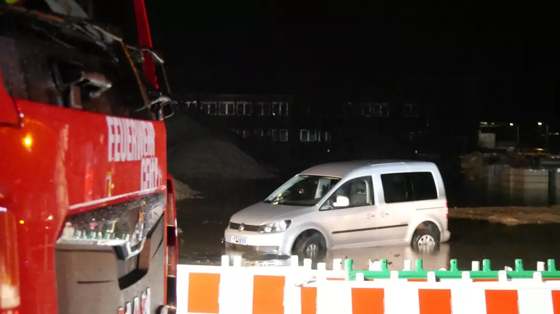 FW Celle: PKW steckt im Matsch fest - Bild: presseportal.de