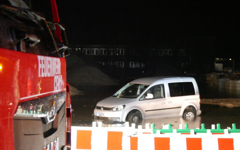 FW Celle: PKW steckt im Matsch fest - Foto: presseportal.de