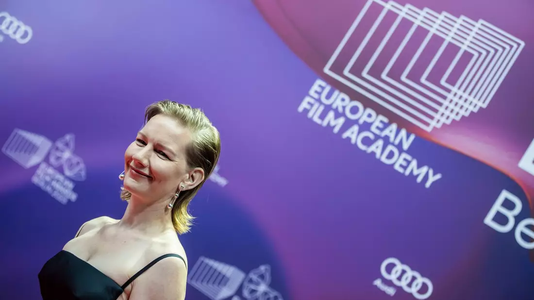 Sandra Hüller präsentiert ihre Auszeichnung als beste Schauspielerin. - Bild: Christoph Soeder/dpa