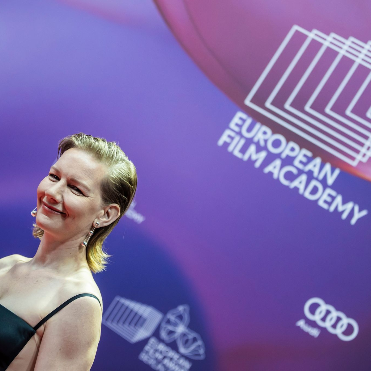 Schauspielerin Sandra Hüller mit dem Europäischen Filmpreis. Es könnten weitere Trophäen folgen. - Foto: Christoph Soeder/dpa