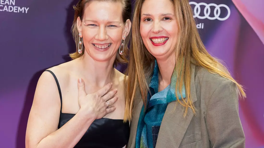 Für sie hat sich der Abend gelohnt: Schauspielerin Sandra Hüller (l) und Regisseurin und Drehbuchautorin Justine Triet können sich über ihre Trophäen für «Anatomie eines Falls» freuen. - Bild: Christoph Soeder/dpa