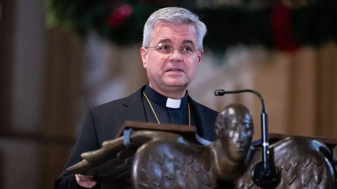 Der neue Erzbischof von Paderborn, Udo Markus Bentz, spricht im Paderborner Dom. - Bild: Guido Kirchner/dpa