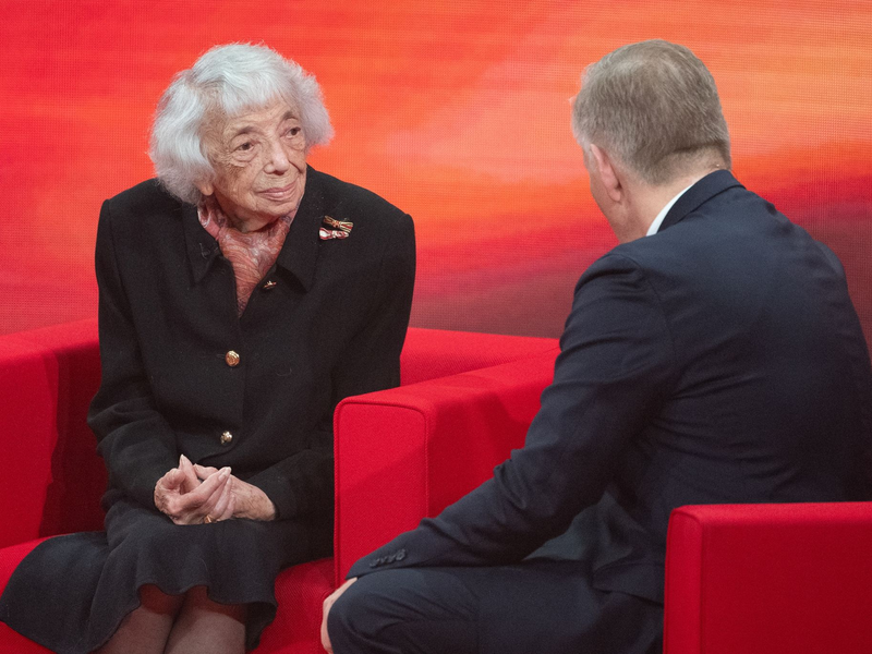 Moderator Johannes B. Kerner (l) und Markus Söder (CSU) freuen sich über die hohe Spendensumme. - Foto: Sebastian Gollnow/dpa