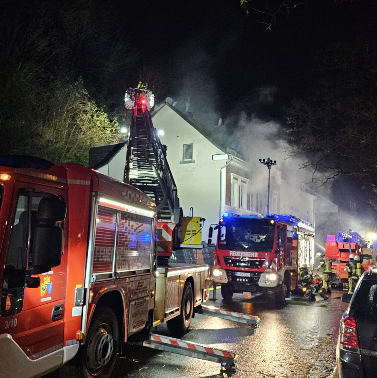 Das Mehrfamilienhaus in Essen stand nach der Explosion in Flammen. - Foto: Markus Gayk/dpa