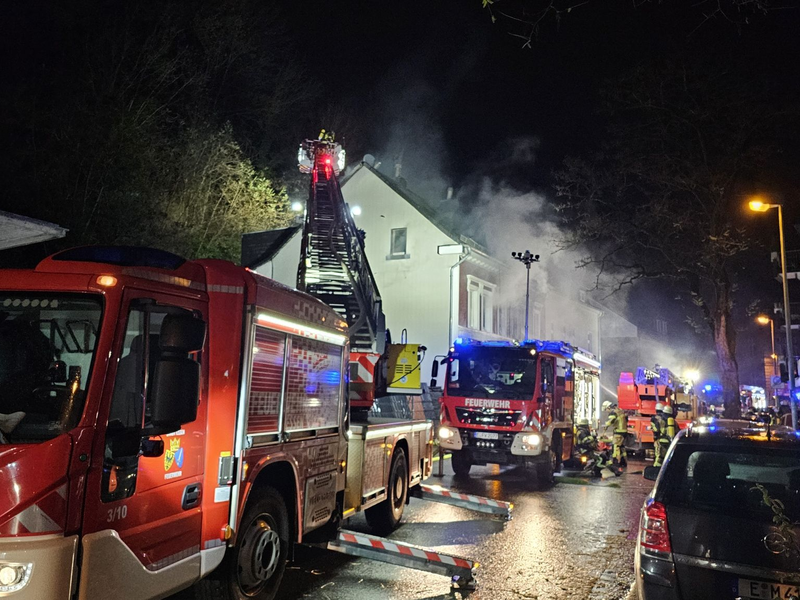 Das Mehrfamilienhaus in Essen stand nach der Explosion in Flammen. - Foto: Markus Gayk/dpa