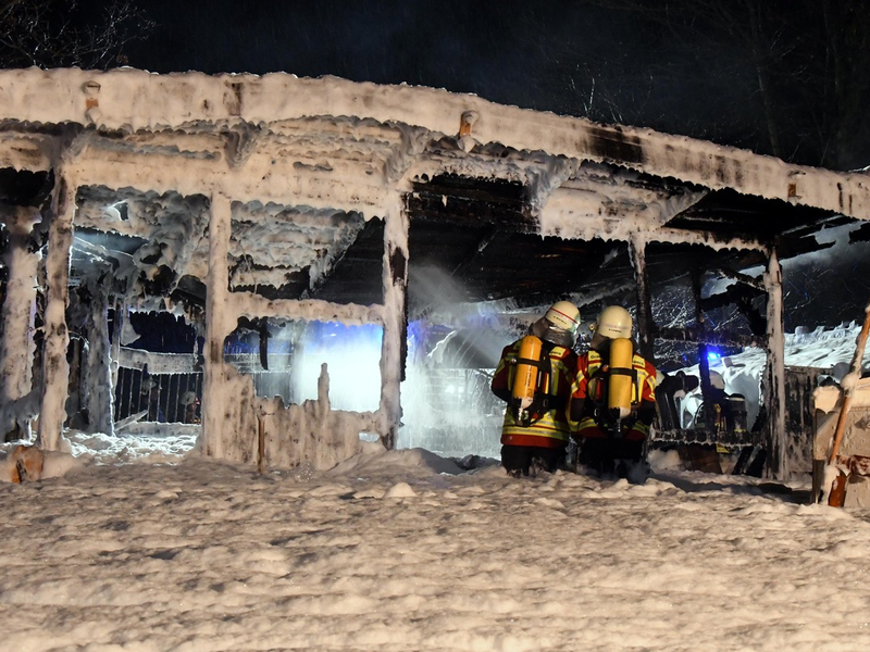 FW-PI: Barmstedt: Feuerwehr löscht größere Gartenlaube - Foto: presseportal.de
