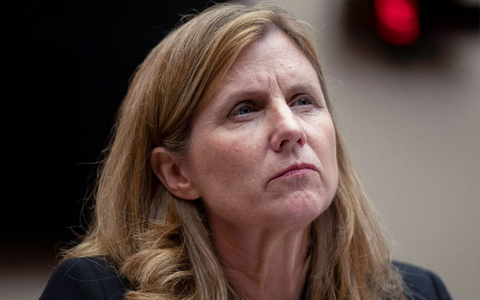 Die PrÀsidentin der University of Pennsylvania, Liz Magill, hört wÀhrend einer Anhörung des Bildungsausschusses des ReprÀsentantenhauses auf dem Capitol Hill zu. - Foto: Mark Schiefelbein/AP/dpa Die PrÀsidentin der University of Pennsylvania, Liz Magill, hört wÀhrend einer Anhörung des Bildungsausschusses des ReprÀsentantenhauses auf dem Capitol Hill zu. - Foto: Mark Schiefelbein/AP/dpa