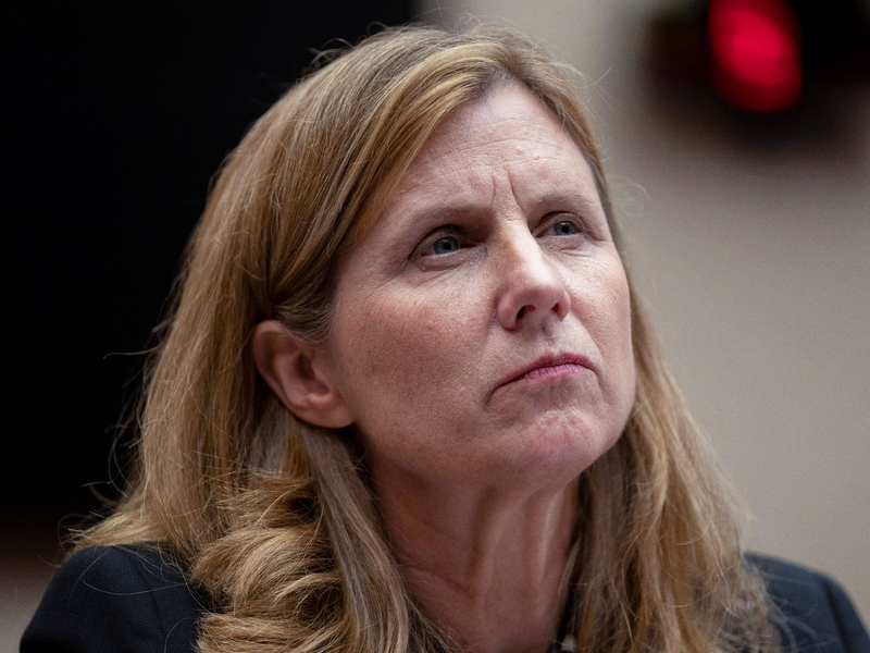 Die Präsidentin der University of Pennsylvania, Liz Magill, hört während einer Anhörung des Bildungsausschusses des Repräsentantenhauses auf dem Capitol Hill zu. - Foto: Mark Schiefelbein/AP/dpa