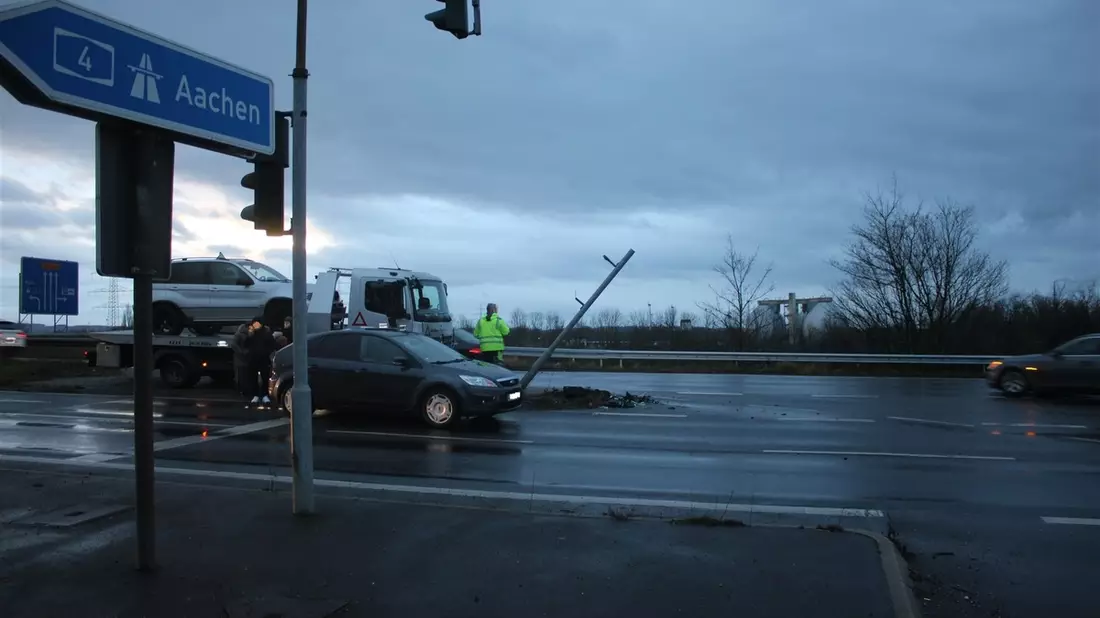 POL-DN: Mädchen verletzt - Ampelmast beschädigt - Bild: presseportal.de