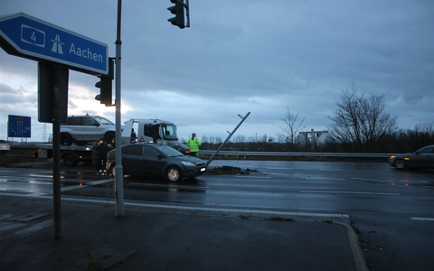 POL-DN: Mädchen verletzt - Ampelmast beschädigt - Foto: presseportal.de